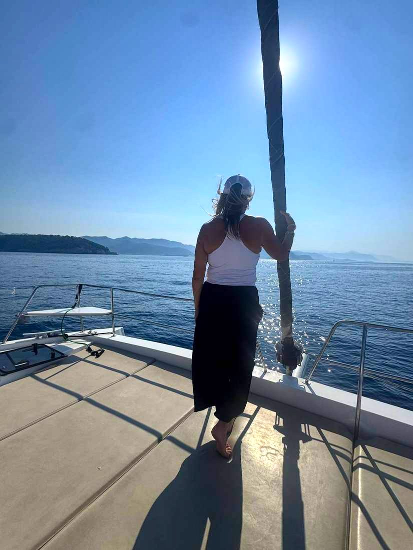At the mast, somewhere between islands