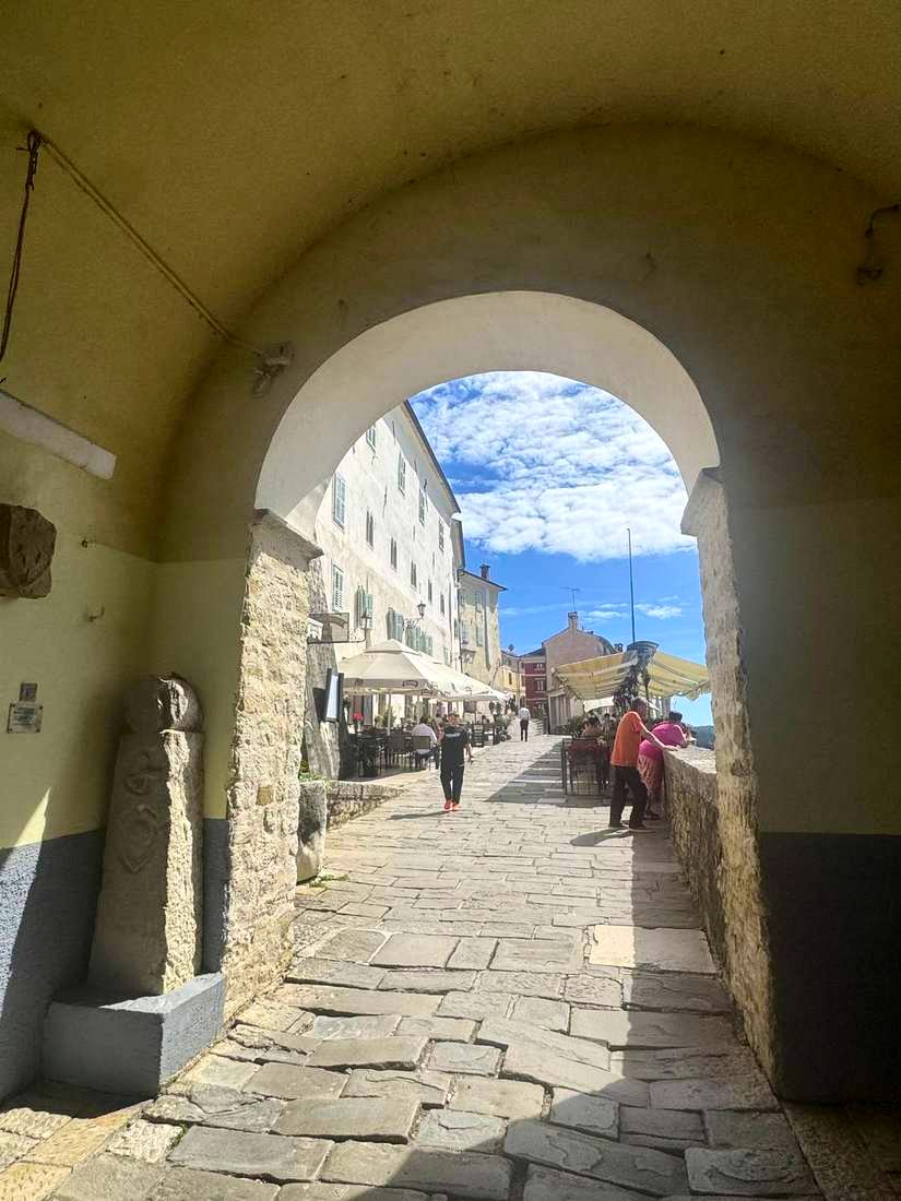 Through the gate into Motovun